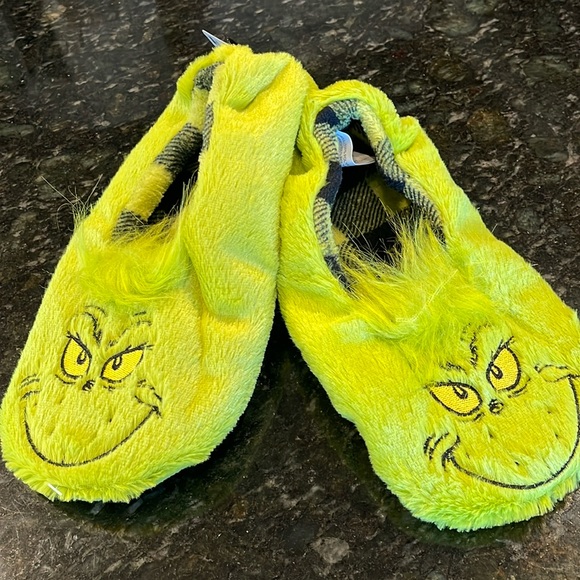 🎄GRINCH🎄NON-SKID SLIP-ON SLIPPERS GREAT GIFT IDEA!! NWT - Picture 1 of 7